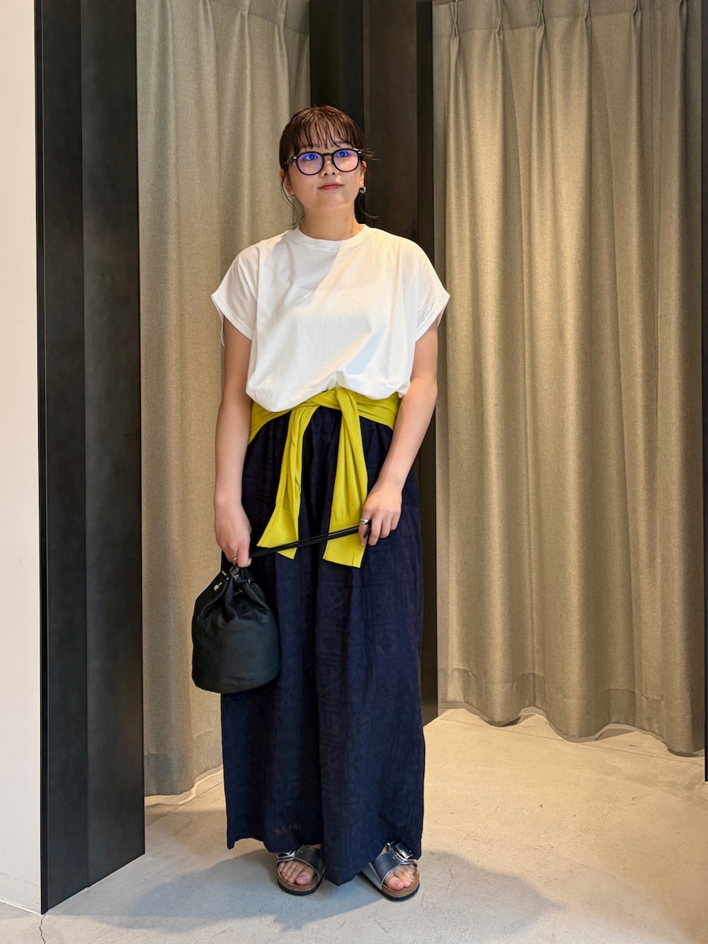 ホワイト系のTシャツ/カットソー、ブルー系のその他パンツ、イエロー系のカーディガン/ボレロを着用したレディースの夏コーディネートの3枚目の写真