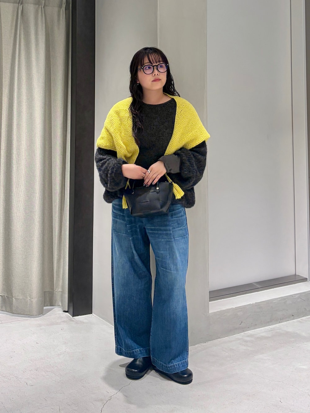 グレー系のニット/セーター、ブラック系のハンドバッグ、ブラック系のその他シューズを着用したレディースの秋コーディネートの8枚目の写真