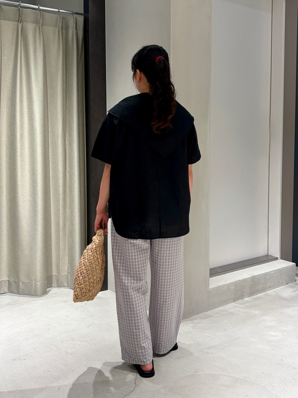 ブラック系のシャツ/ブラウス、グレー系のその他パンツ、ベージュ系のハンドバッグを着用したレディースの夏コーディネートの2枚目の写真