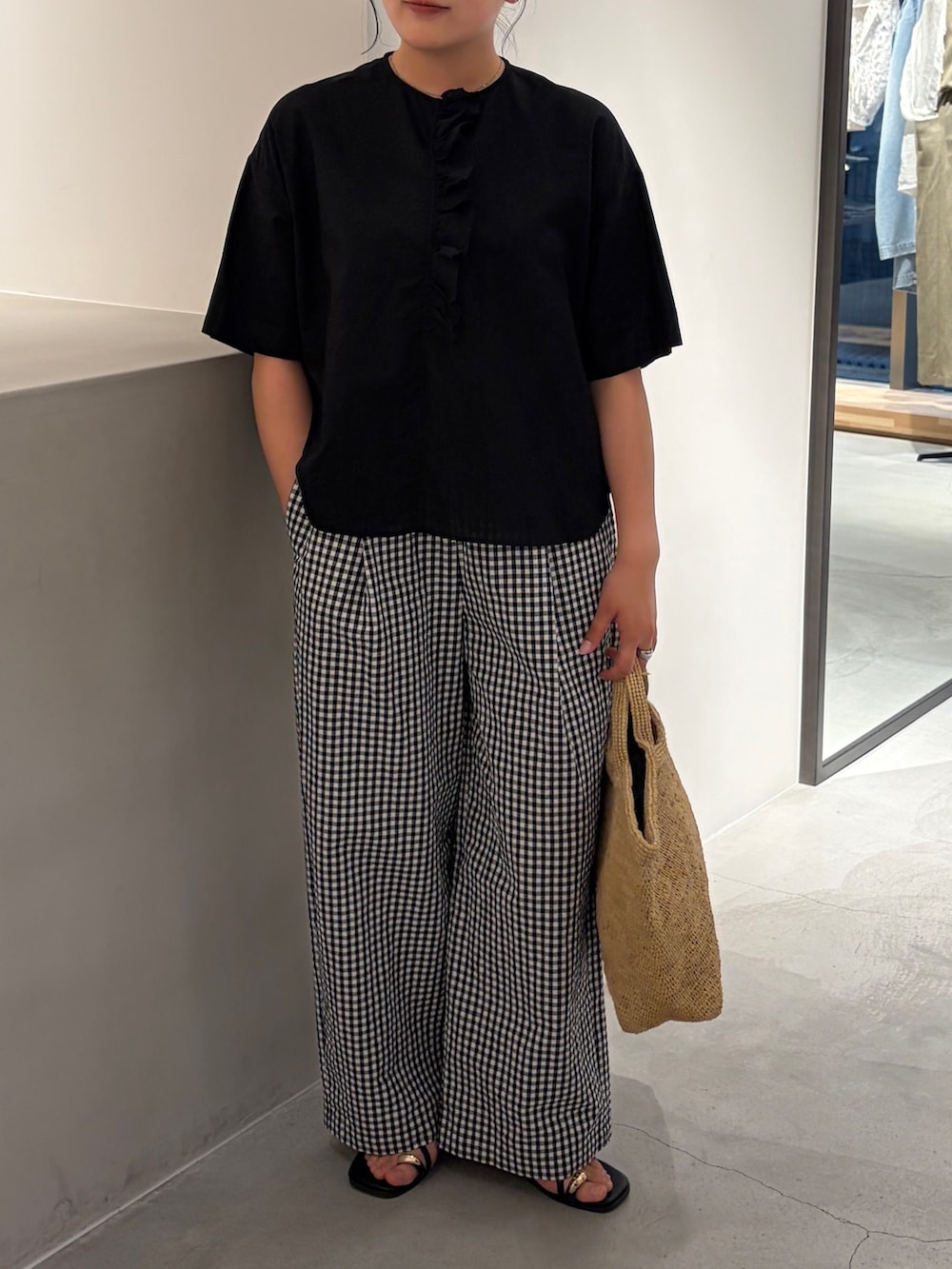ブラック系のシャツ/ブラウス、その他のその他パンツ、ブラック系のサンダルを着用したレディースの夏コーディネートの6枚目の写真