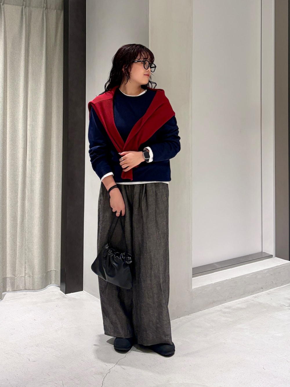 ブルー系のニット/セーター、ブラック系のその他パンツ、ブラック系のその他シューズを着用したレディースの秋コーディネートの4枚目の写真