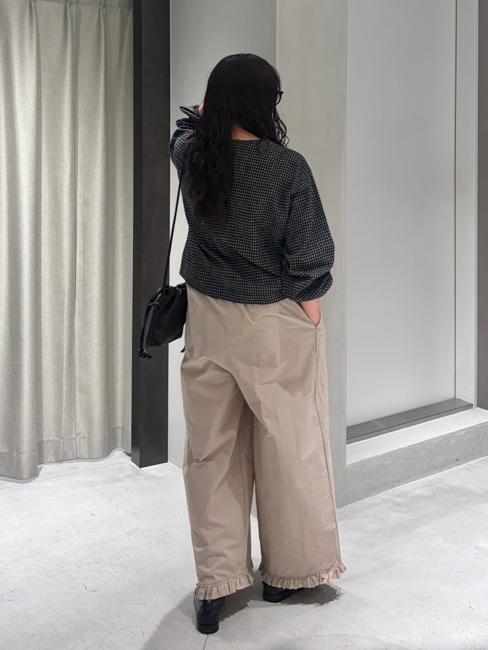 ブラック系のカーディガン/ボレロ、ベージュ系のその他パンツ、ブラック系のショルダーバッグを着用したレディースの夏コーディネートの2枚目の写真