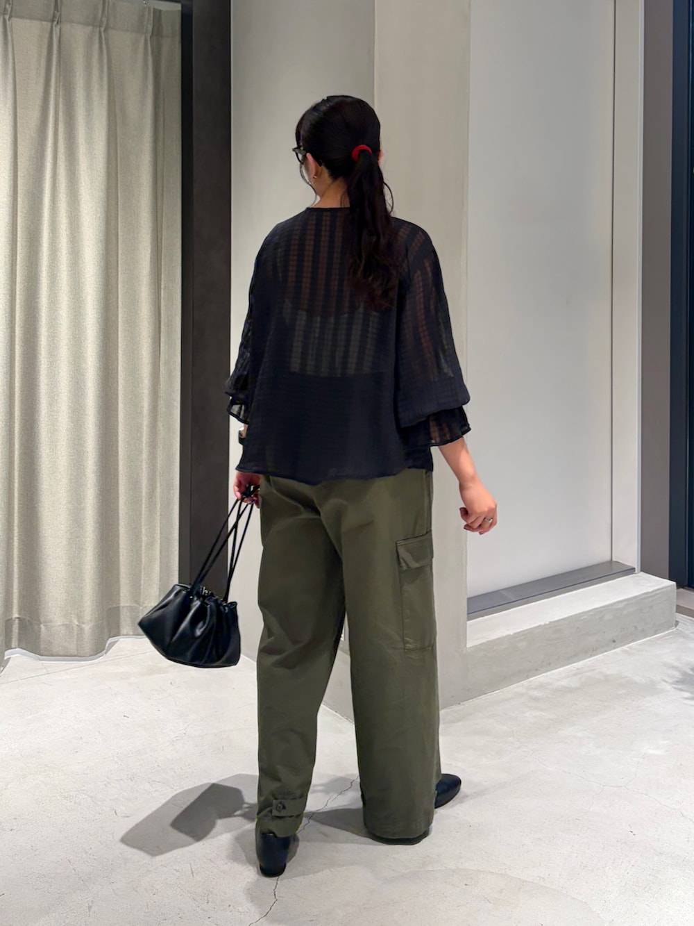 ブラック系のシャツ/ブラウス、グリーン系のその他パンツ、ブラック系のショルダーバッグを着用したレディースの夏コーディネートの4枚目の写真