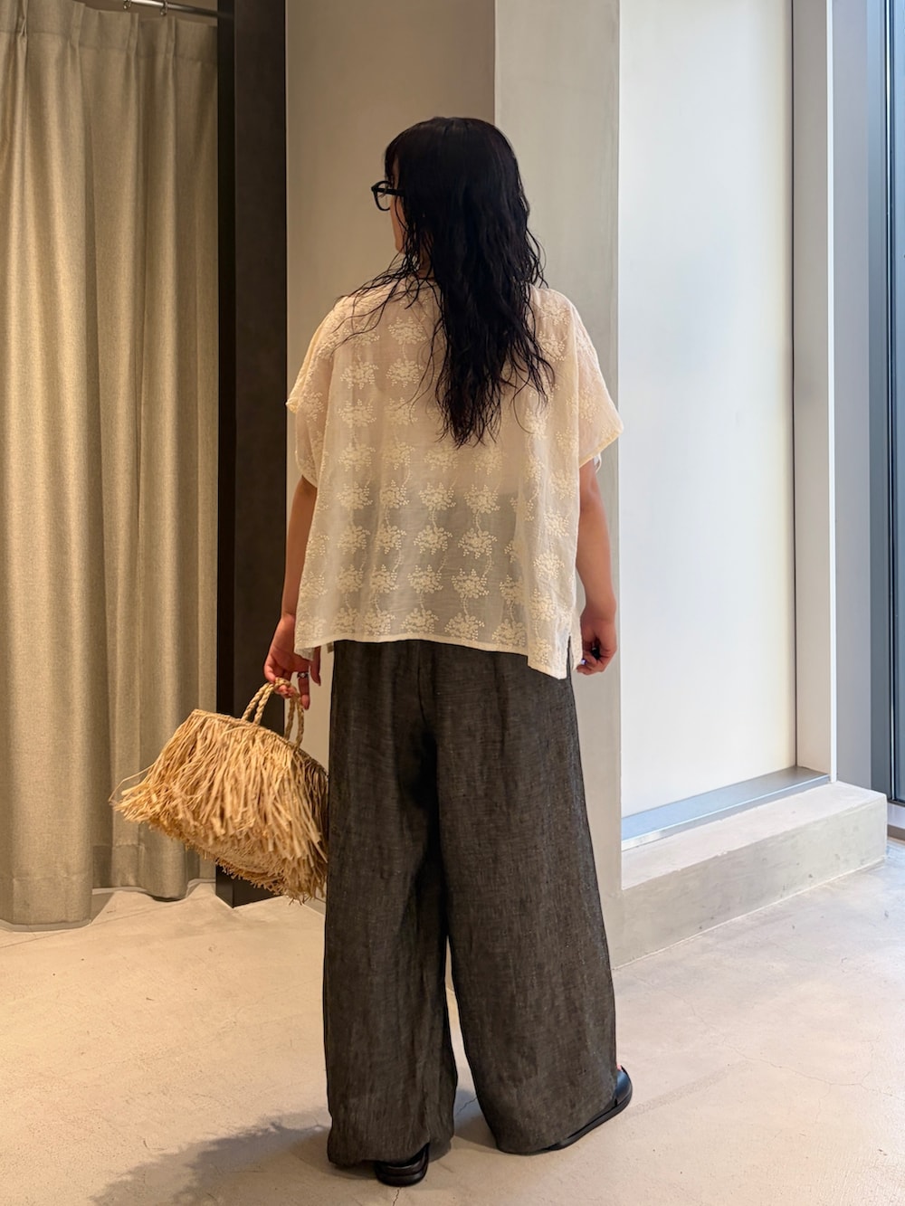 ホワイト系のシャツ/ブラウス、ブラック系のその他パンツ、ベージュ系のハンドバッグを着用したレディースの夏コーディネートの5枚目の写真