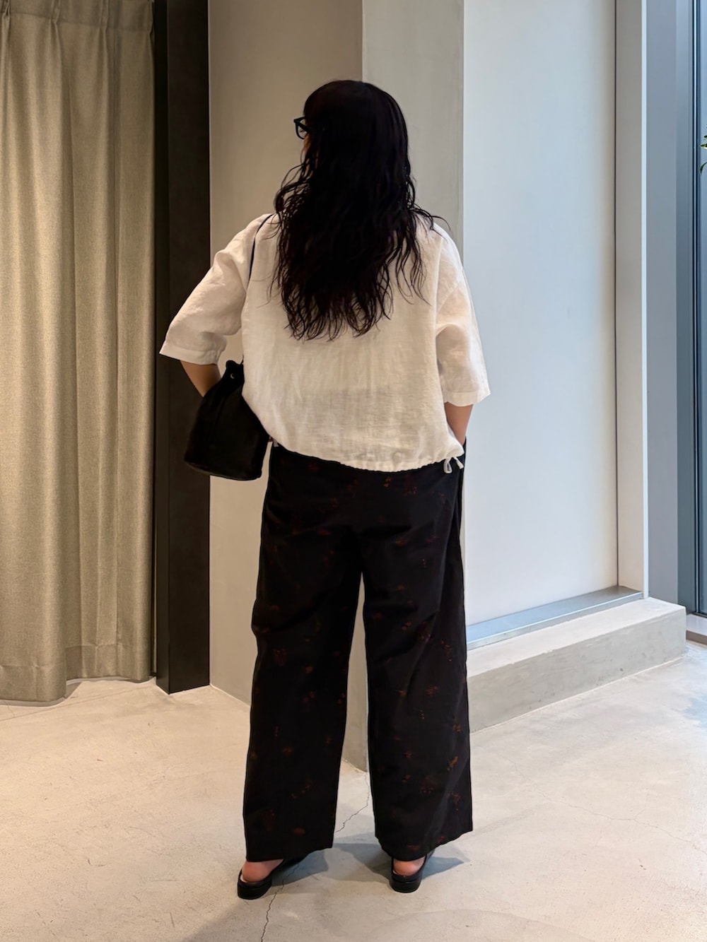ホワイト系のシャツ/ブラウス、ブラック系のその他パンツ、ブラック系のその他シューズを着用したレディースの夏コーディネートの4枚目の写真