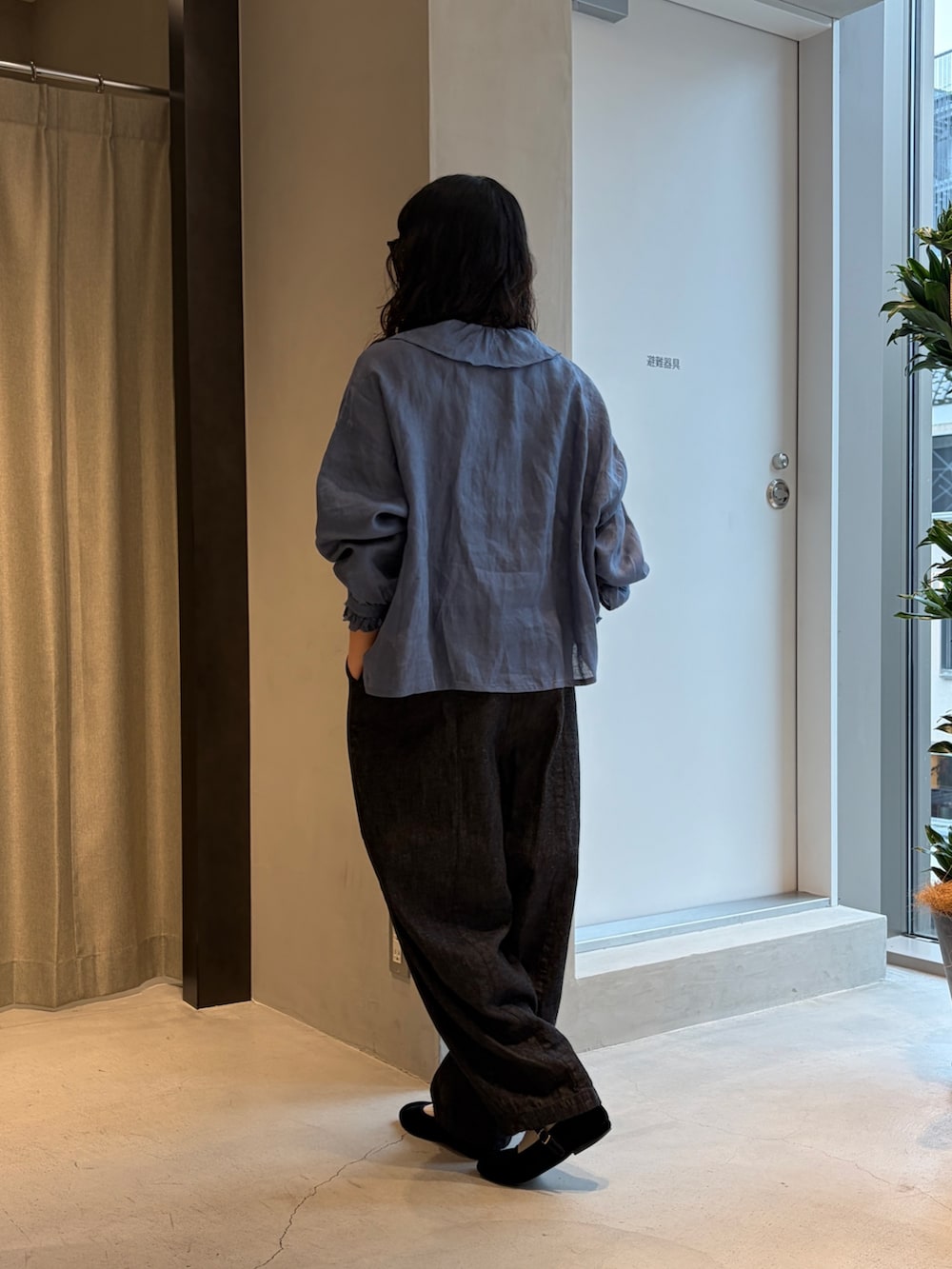 ブルー系のシャツ/ブラウス、ブルー系のデニムパンツ、ブラウン系のメガネを着用したレディースの春コーディネートの4枚目の写真