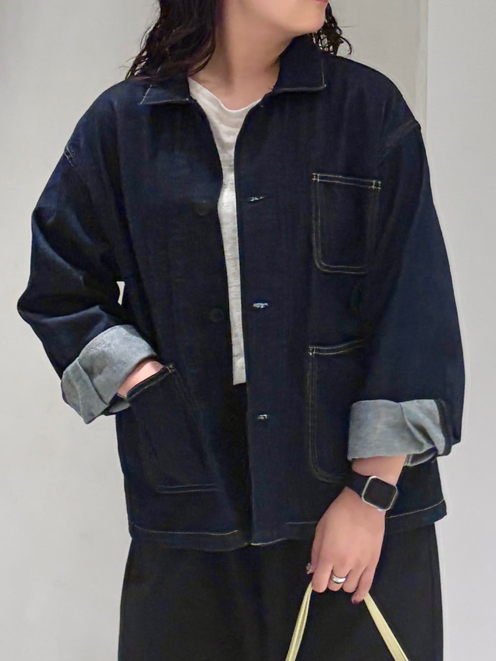 ホワイト系のTシャツ/カットソー、ブルー系のカバーオール、イエロー系のハンドバッグを着用したレディースの秋コーディネートの5枚目の写真