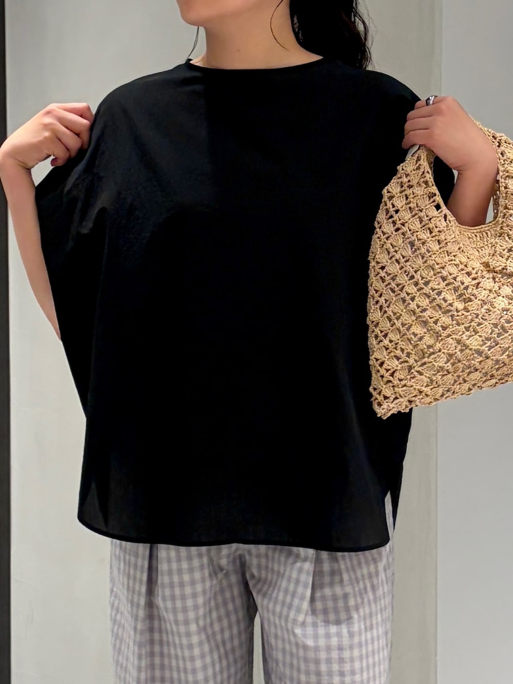 ブラック系のシャツ/ブラウス、グレー系のその他パンツ、ベージュ系のハンドバッグを着用したレディースの夏コーディネートの7枚目の写真