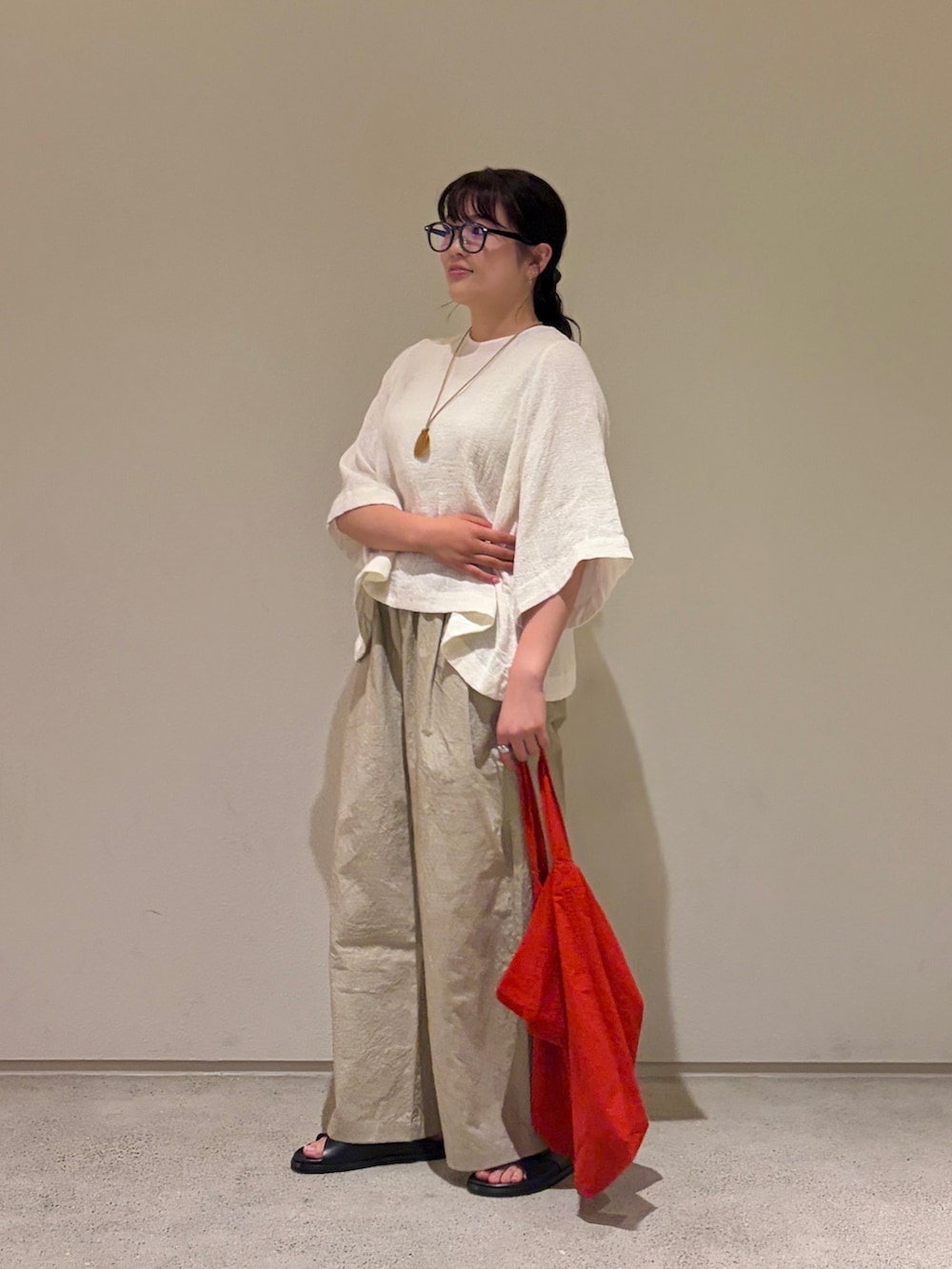 ベージュ系のその他パンツ、ブラック系のサンダル、ホワイト系のシャツ/ブラウスを着用したレディースの夏コーディネートの2枚目の写真