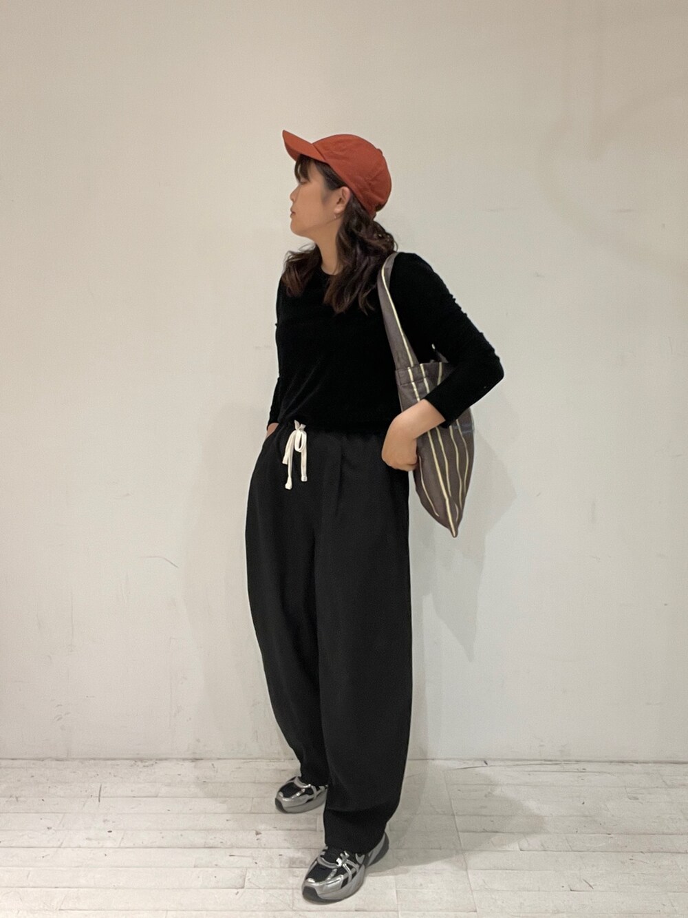 ブラック系のその他パンツ、ブラック系のTシャツ/カットソーを着用したレディースの秋コーディネートの3枚目の写真