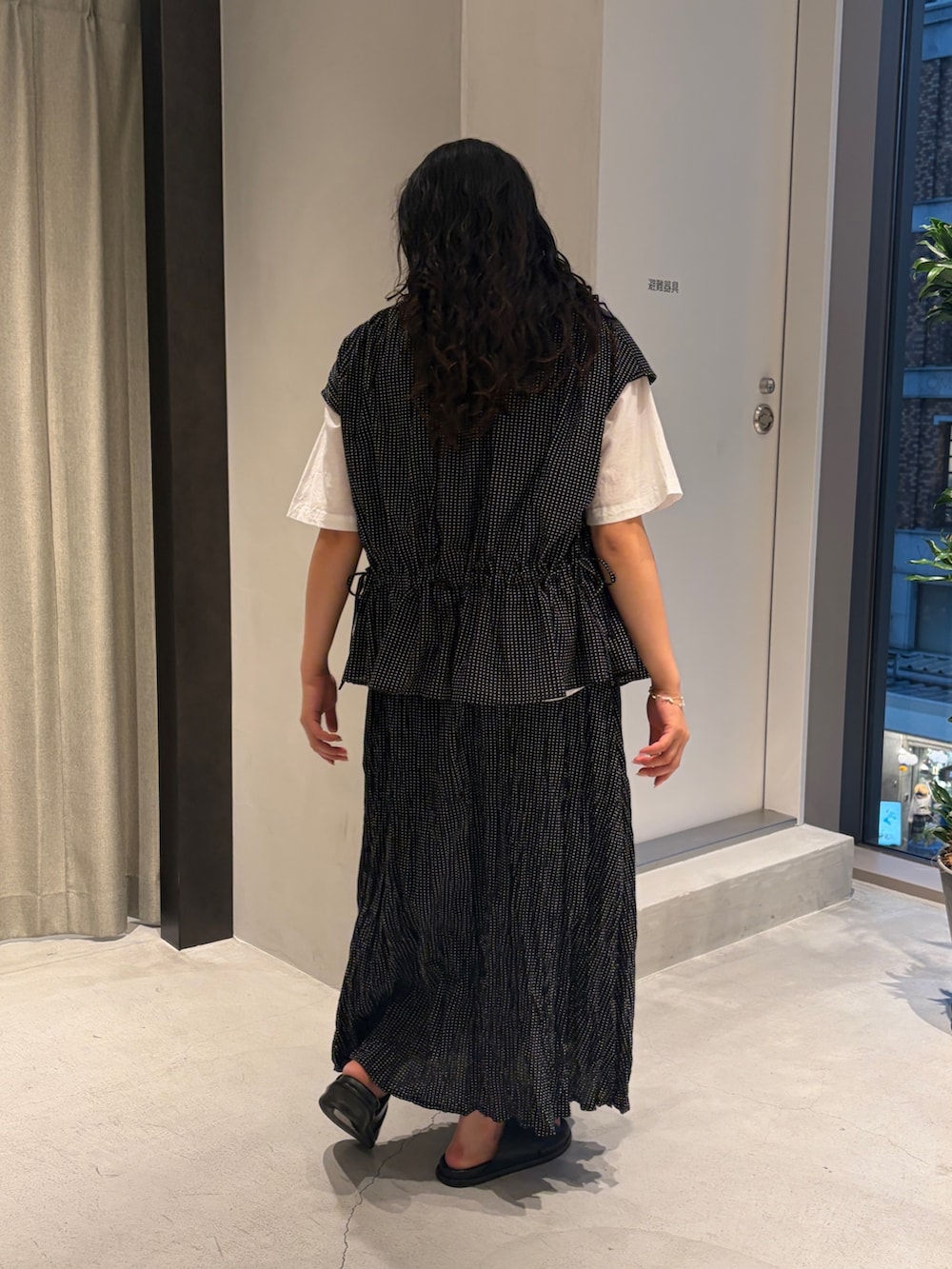 ホワイト系のシャツ/ブラウス、ブラック系のシャツ/ブラウス、ブラック系のスカートを着用したレディースの夏コーディネートの5枚目の写真