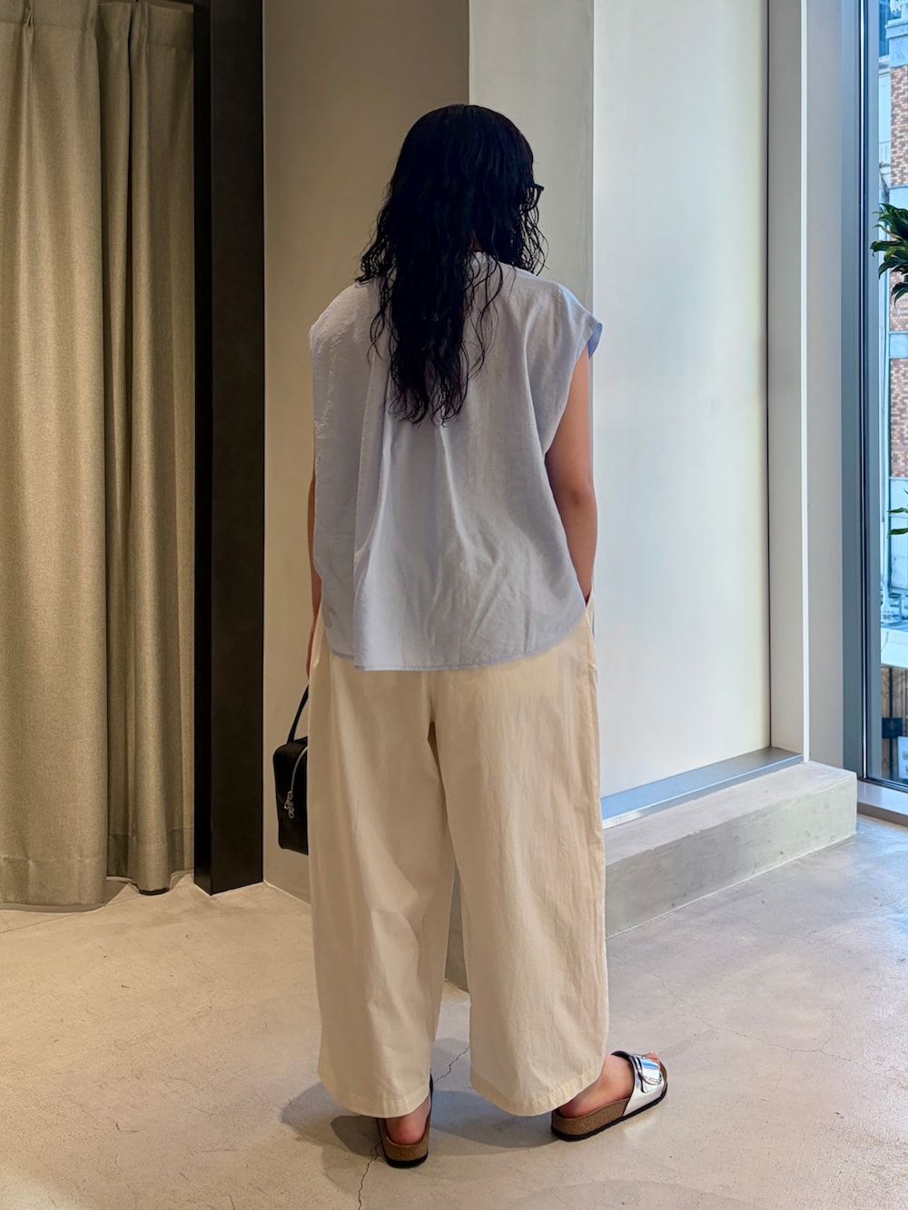 ブルー系のシャツ/ブラウス、ホワイト系のその他パンツ、ブラック系のハンドバッグを着用したレディースの夏コーディネートの4枚目の写真