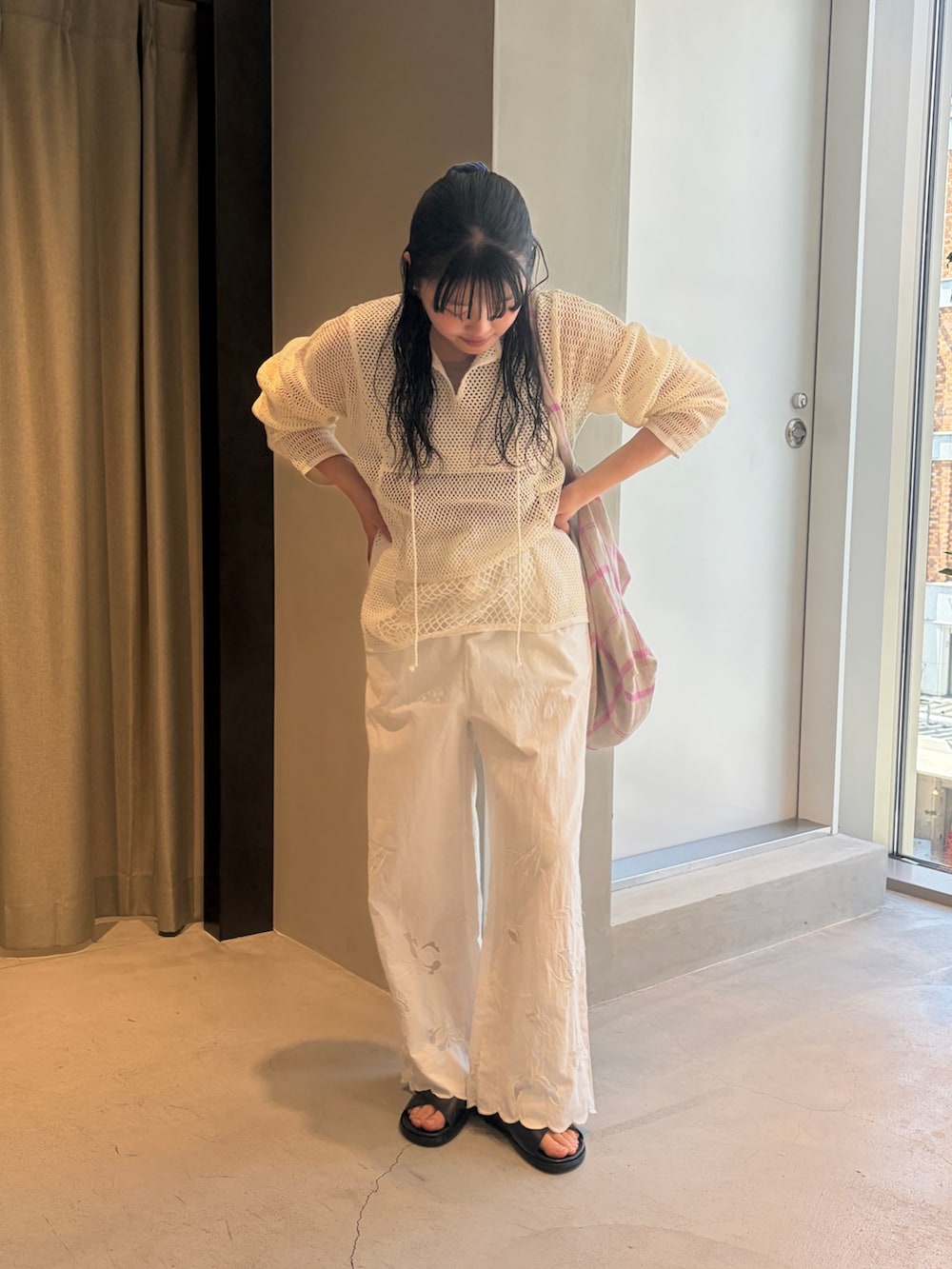 ピンク系のショルダーバッグ、ホワイト系のその他パンツ、ホワイト系のニット/セーターを着用したレディースの春コーディネートの3枚目の写真