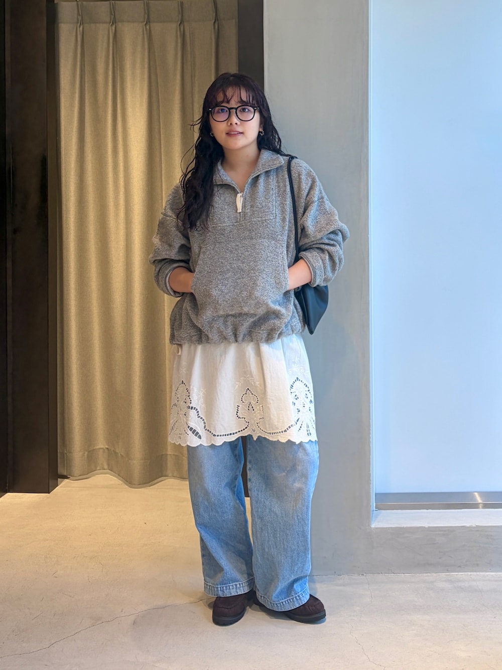 ホワイト系のその他トップス、グレー系のその他トップス、ブラウン系のローファーを着用したレディースの秋コーディネートの8枚目の写真