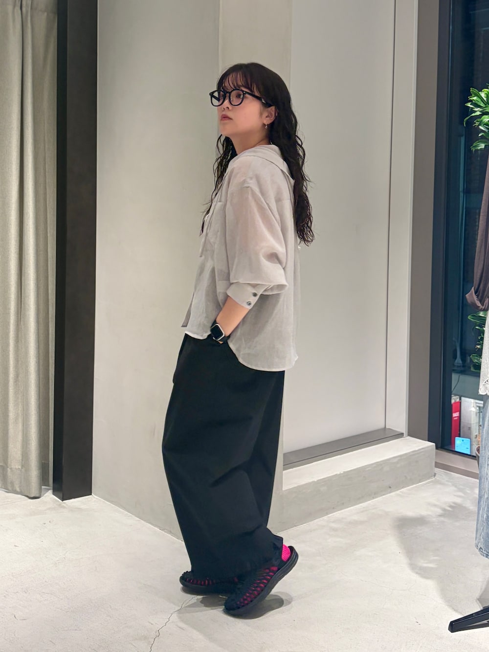 ブラック系のその他パンツ、ブラック系のサンダル、ホワイト系のタンクトップを着用したレディースの夏コーディネートの2枚目の写真
