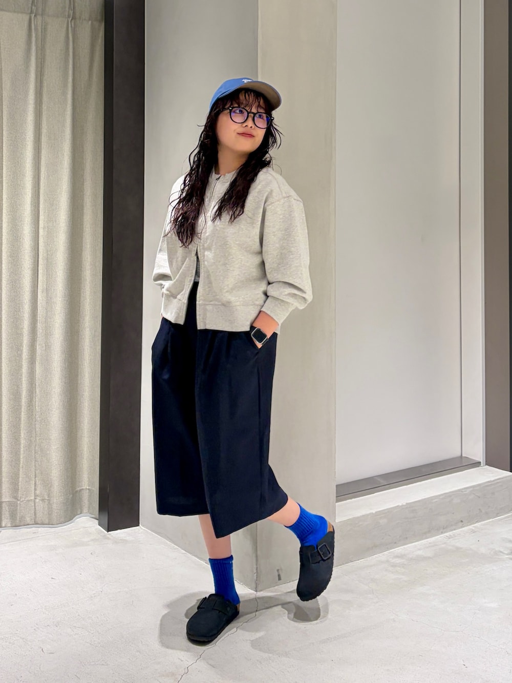 ブルー系のその他パンツ、グレー系のカーディガン/ボレロ、ブラック系のその他シューズを着用したレディースの秋コーディネートの6枚目の写真
