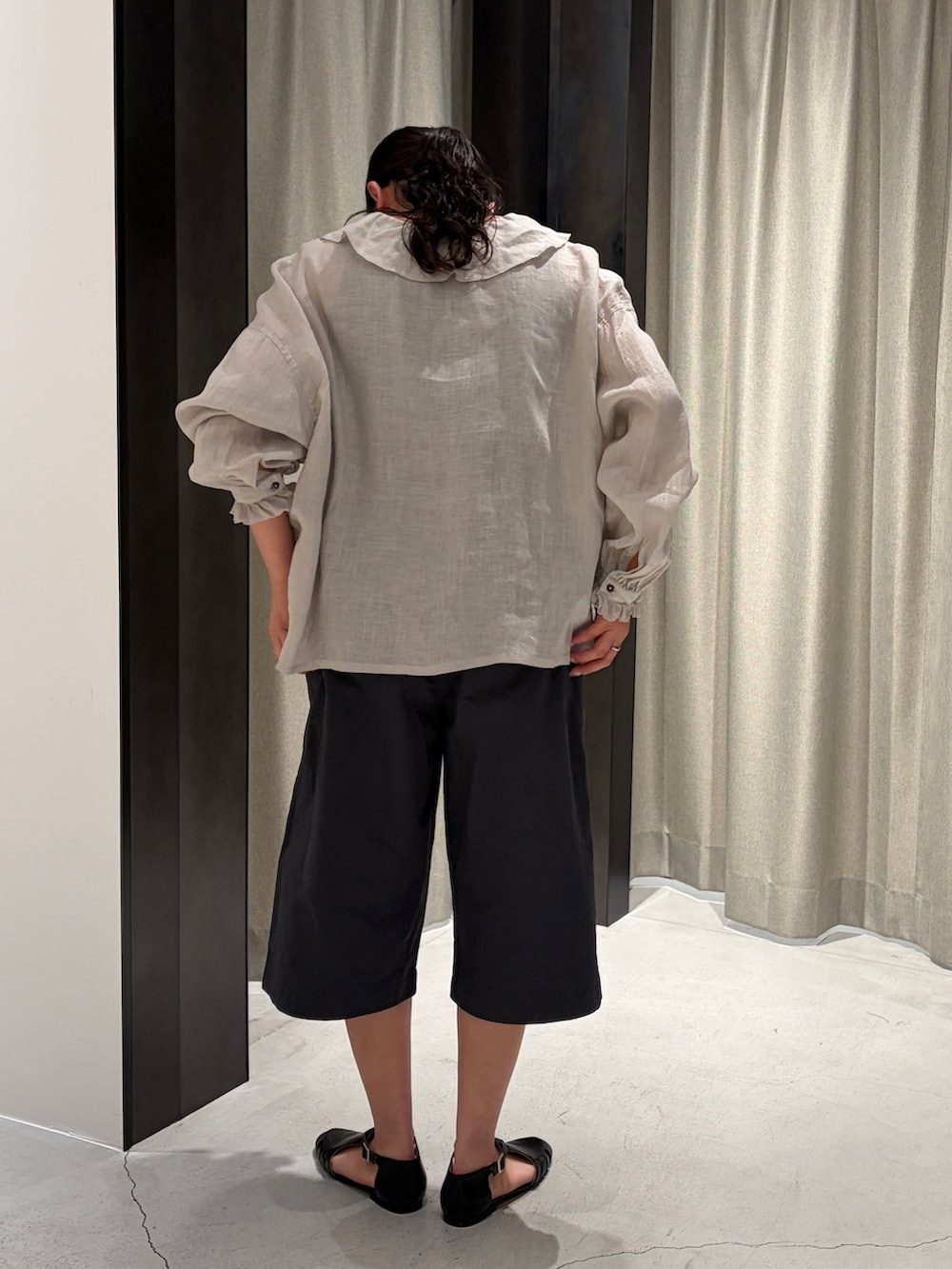 グレー系のシャツ/ブラウス、グレー系のその他パンツ、ブラック系のサンダルを着用したレディースの春コーディネートの6枚目の写真