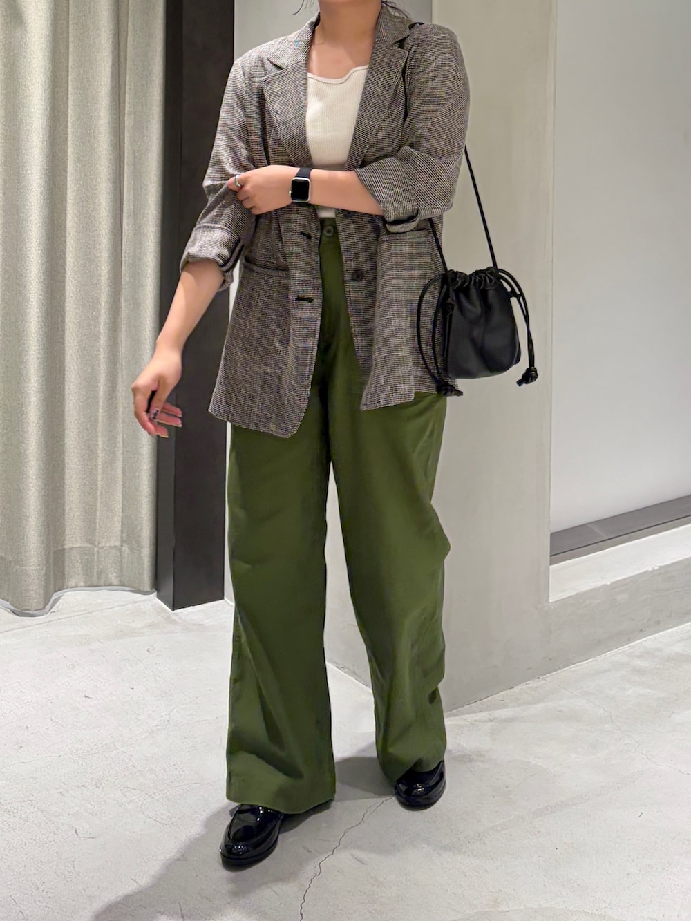 グリーン系のその他パンツ、グレー系のその他アウター、ホワイト系のタンクトップを着用したレディースの夏コーディネートの4枚目の写真