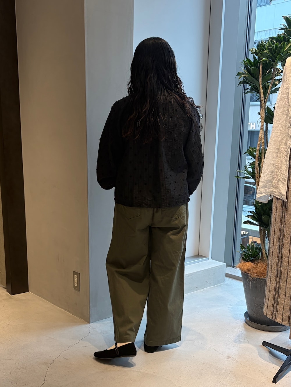 グリーン系のその他パンツ、ブラック系のシャツ/ブラウス、ブラック系のハンドバッグを着用したレディースの春コーディネートの4枚目の写真
