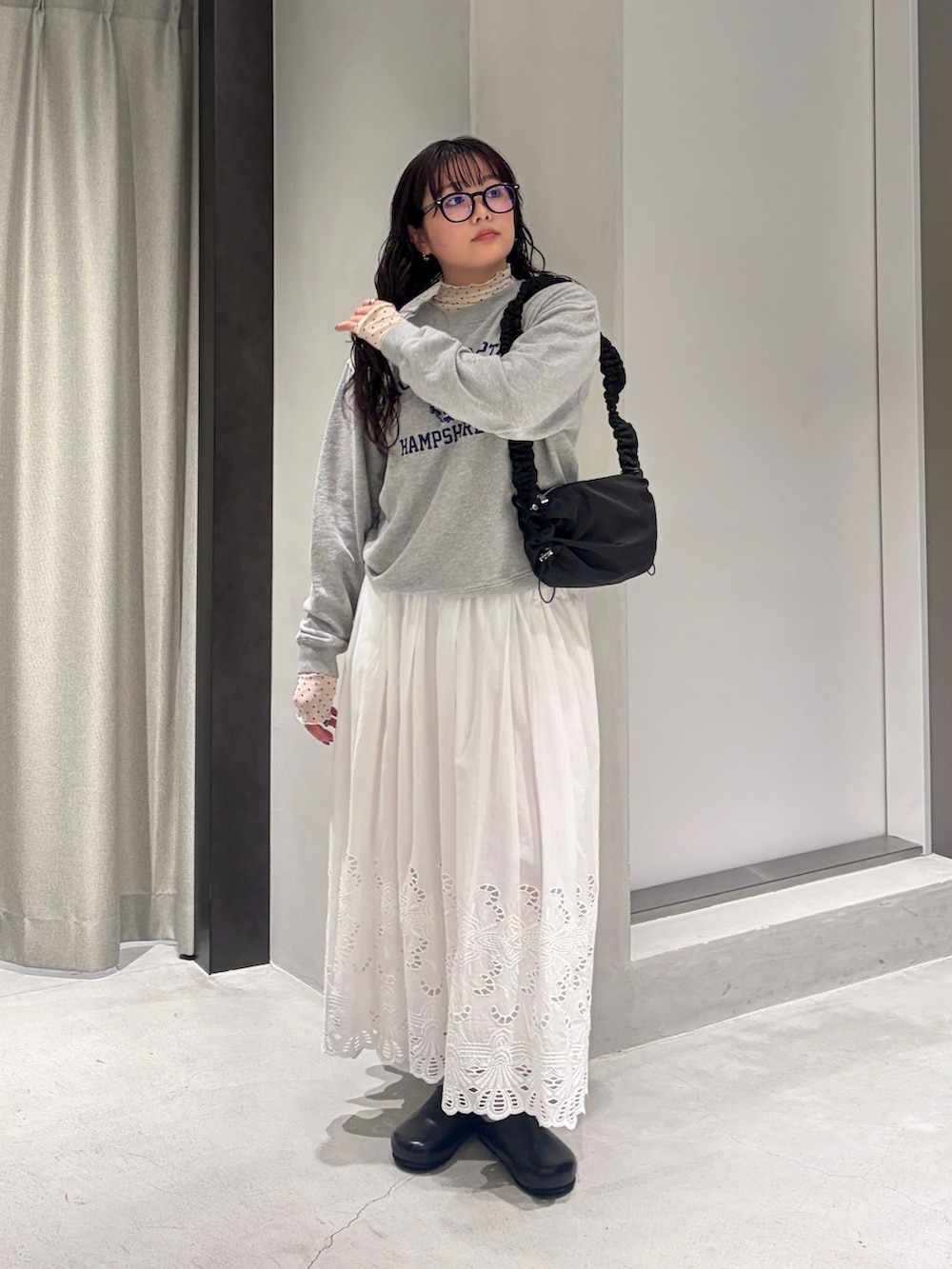 ホワイト系のスカート、その他のTシャツ/カットソー、ブラック系のショルダーバッグを着用したレディースの秋コーディネートの6枚目の写真