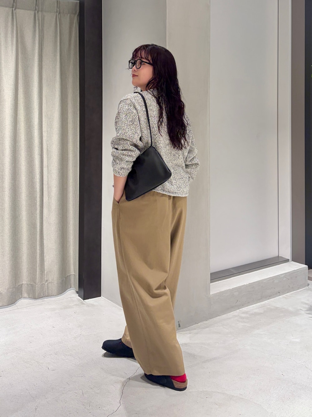 ホワイト系のカーディガン/ボレロ、ベージュ系のその他パンツ、ブラック系のその他シューズを着用したレディースの秋コーディネートの3枚目の写真