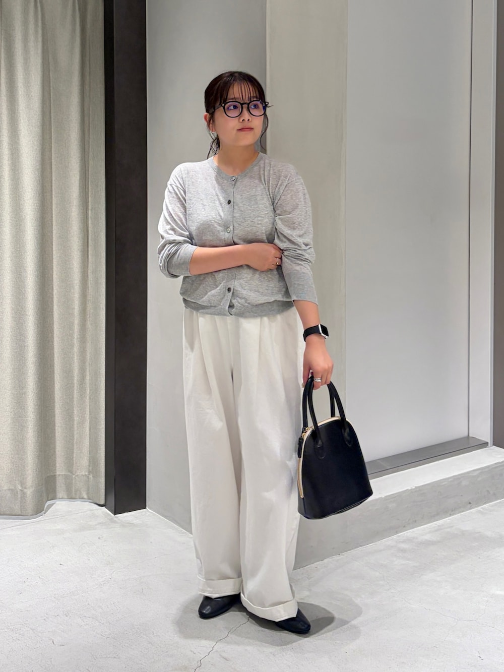 グレー系のカーディガン/ボレロ、ホワイト系のその他パンツ、ブラック系のハンドバッグを着用したレディースの夏コーディネートの2枚目の写真