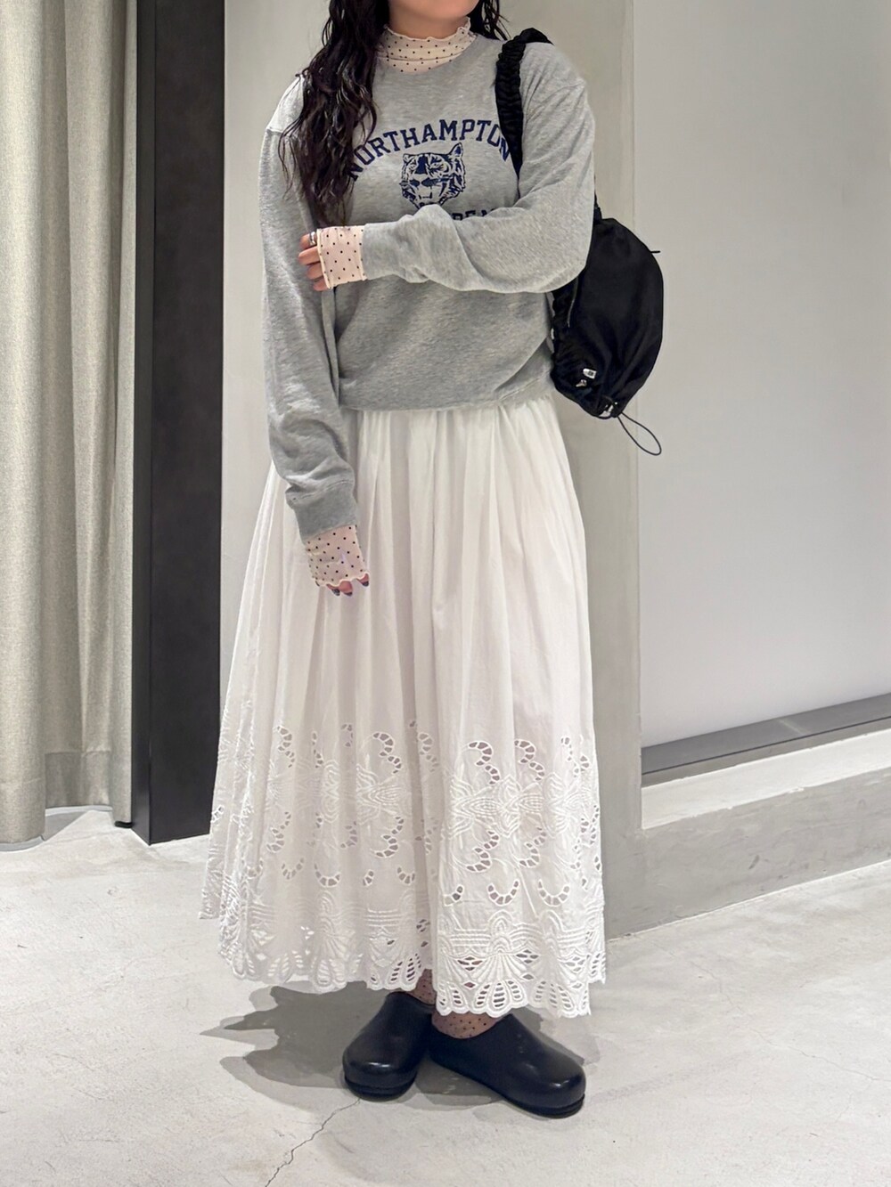 ホワイト系のスカート、その他のTシャツ/カットソー、ブラック系のショルダーバッグを着用したレディースの秋コーディネートの4枚目の写真