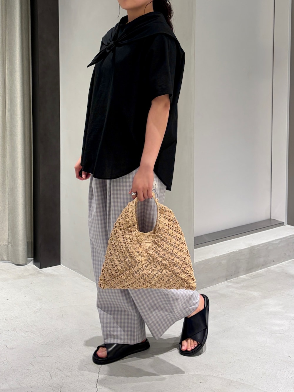 ブラック系のシャツ/ブラウス、グレー系のその他パンツ、ベージュ系のハンドバッグを着用したレディースの夏コーディネートの4枚目の写真