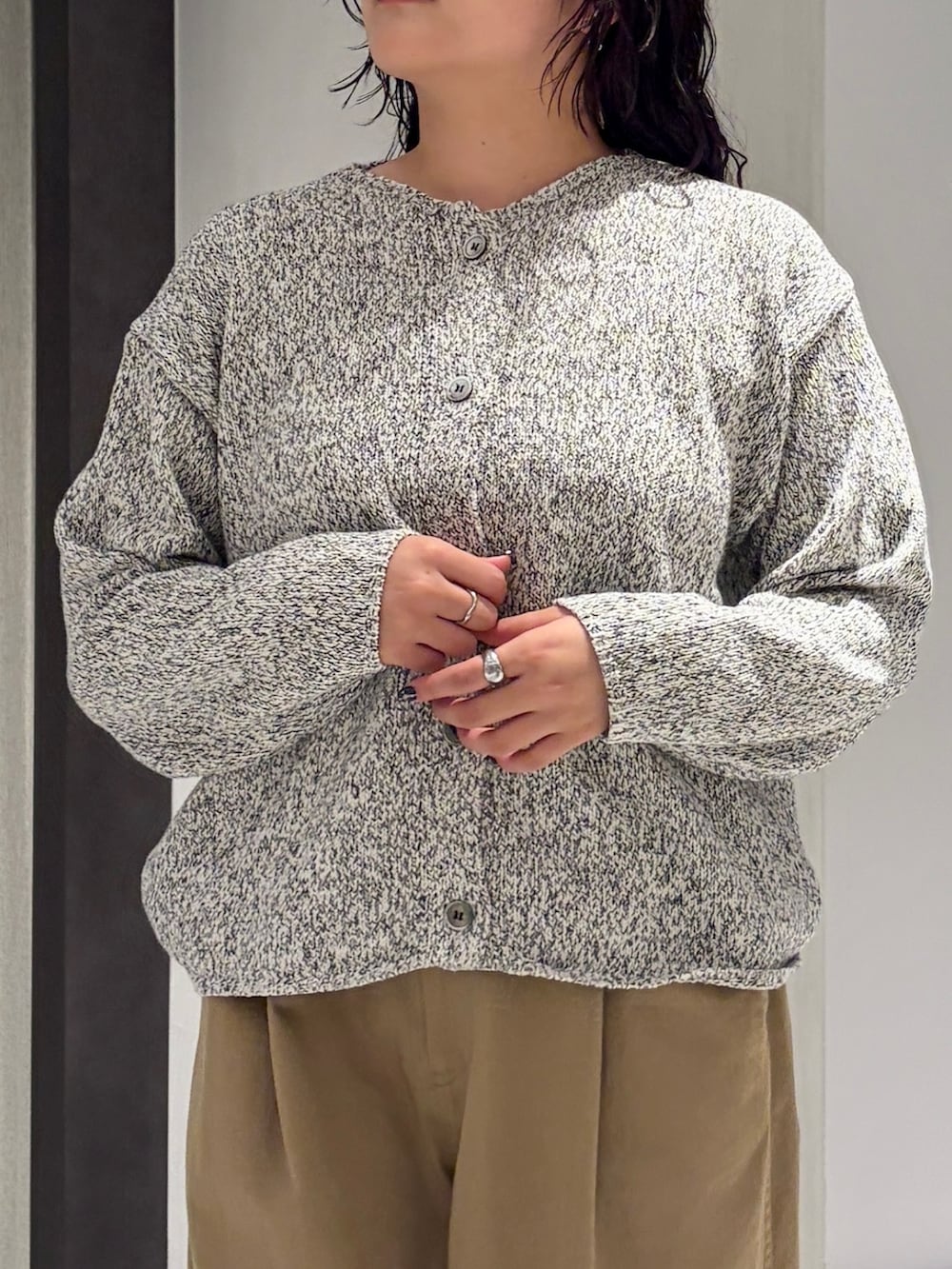 ホワイト系のカーディガン/ボレロ、ベージュ系のその他パンツ、ブラック系のその他シューズを着用したレディースの秋コーディネートの4枚目の写真