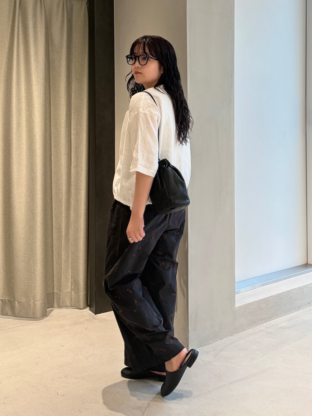 ホワイト系のシャツ/ブラウス、ブラック系のその他パンツ、ブラック系のその他シューズを着用したレディースの夏コーディネートの3枚目の写真