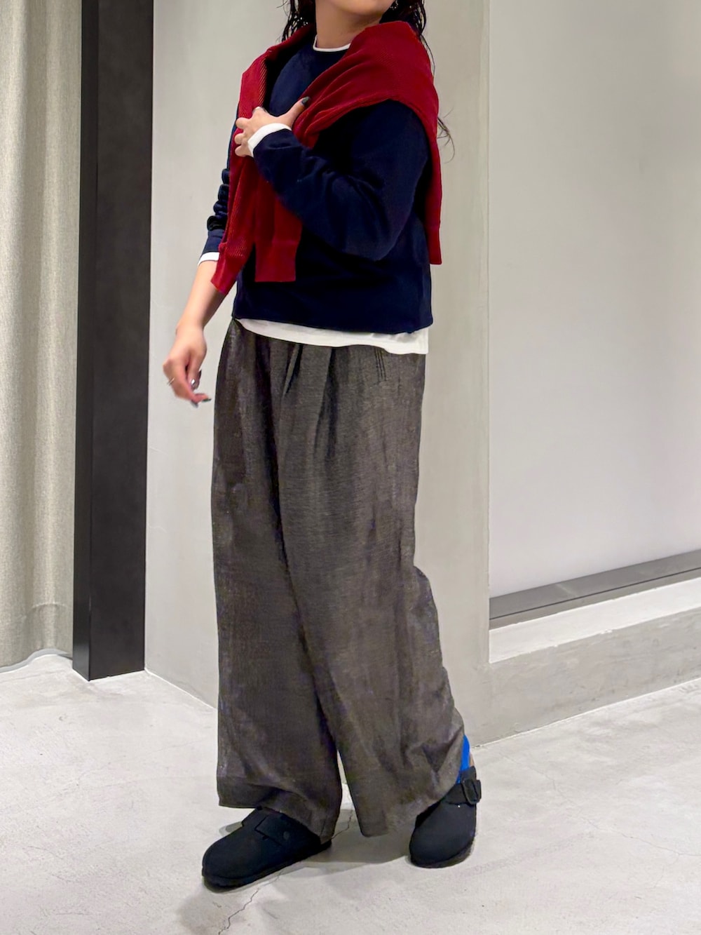 ブルー系のニット/セーター、ブラック系のその他パンツ、ブラック系のその他シューズを着用したレディースの秋コーディネートの2枚目の写真