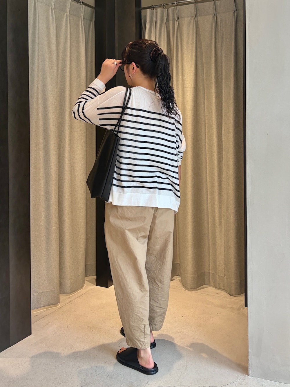 ベージュ系のその他パンツ、ブラック系のサンダル、ブラック系のトートバッグを着用したレディースの夏コーディネートの4枚目の写真