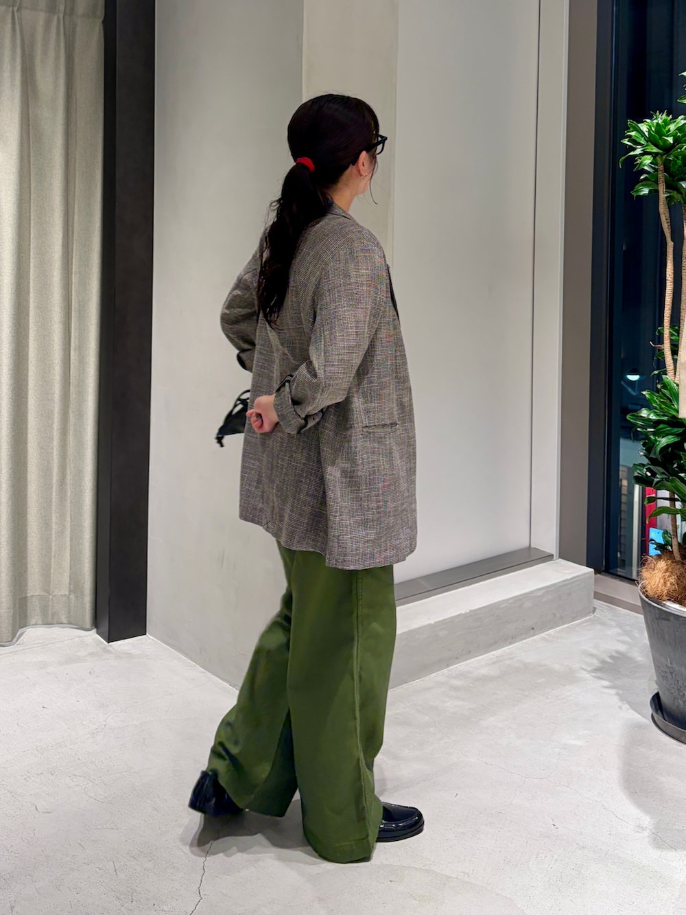 グリーン系のその他パンツ、グレー系のその他アウター、ホワイト系のタンクトップを着用したレディースの夏コーディネートの3枚目の写真