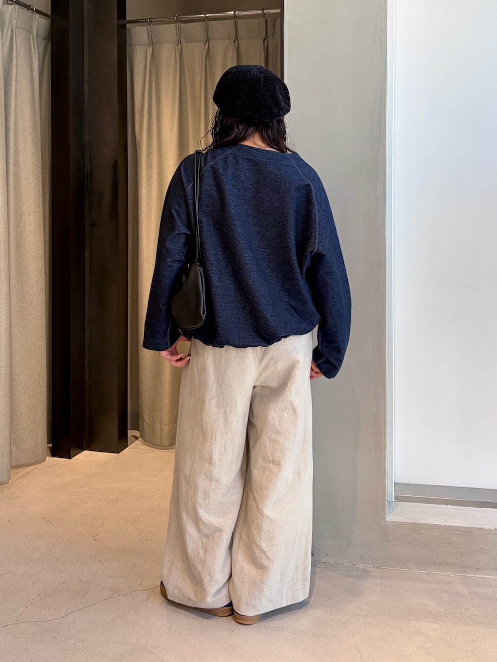ブルー系のTシャツ/カットソー、ベージュ系のその他パンツ、ブルー系のスニーカーを着用したレディースの秋コーディネートの4枚目の写真