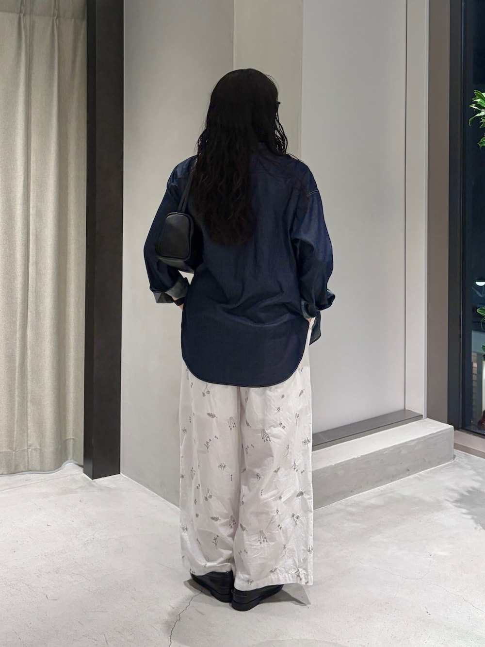 ブルー系のシャツ/ブラウス、ホワイト系のその他パンツ、ブラック系のハンドバッグを着用したレディースの夏コーディネートの4枚目の写真
