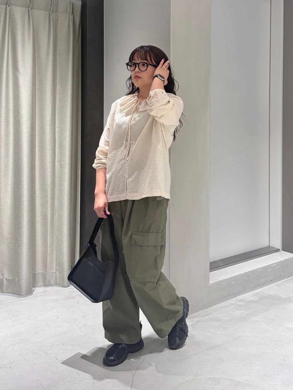 ホワイト系のシャツ/ブラウス、グリーン系のその他パンツ、ブラック系のハンドバッグを着用したレディースの秋コーディネートの3枚目の写真