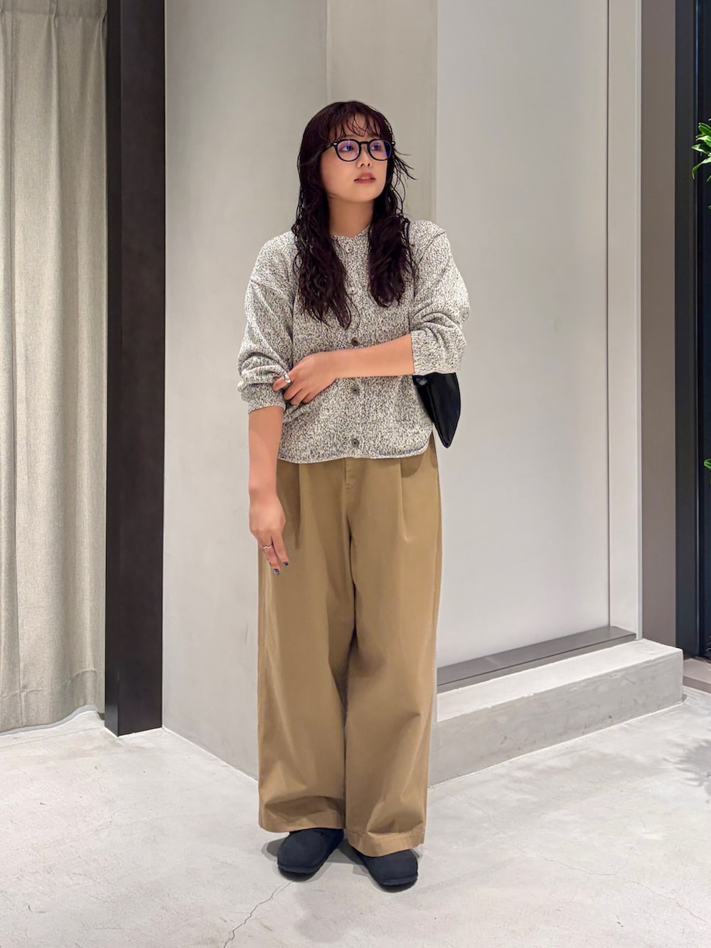 ホワイト系のカーディガン/ボレロ、ベージュ系のその他パンツ、ブラック系のその他シューズを着用したレディースの秋コーディネートの7枚目の写真