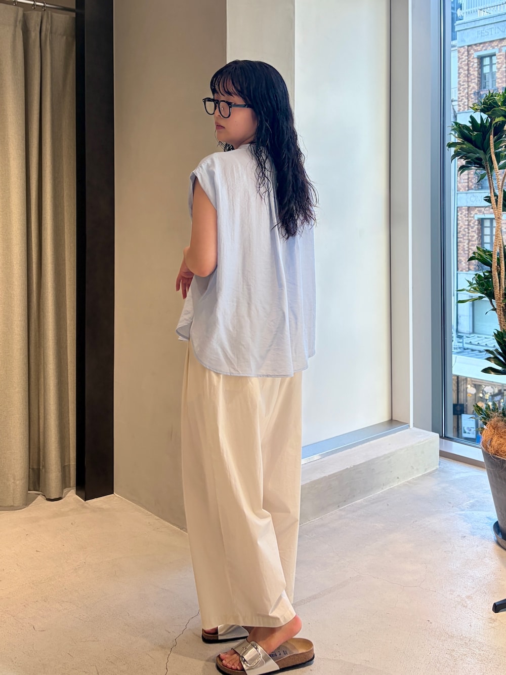 ブルー系のシャツ/ブラウス、ホワイト系のその他パンツ、ブラック系のハンドバッグを着用したレディースの夏コーディネートの3枚目の写真