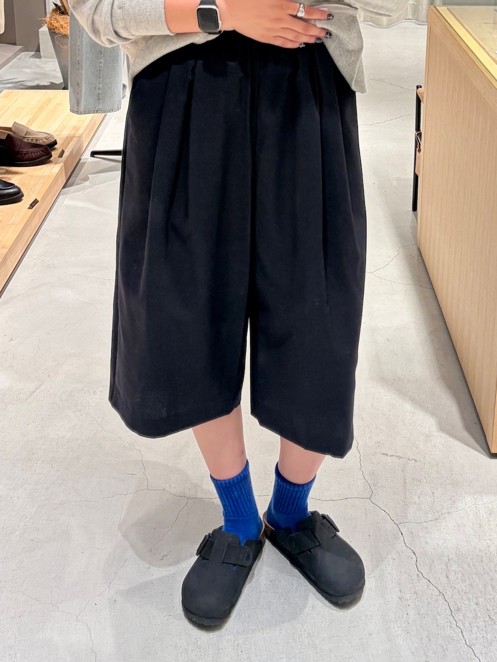 ブルー系のその他パンツ、グレー系のカーディガン/ボレロ、ブラック系のその他シューズを着用したレディースの秋コーディネートの5枚目の写真