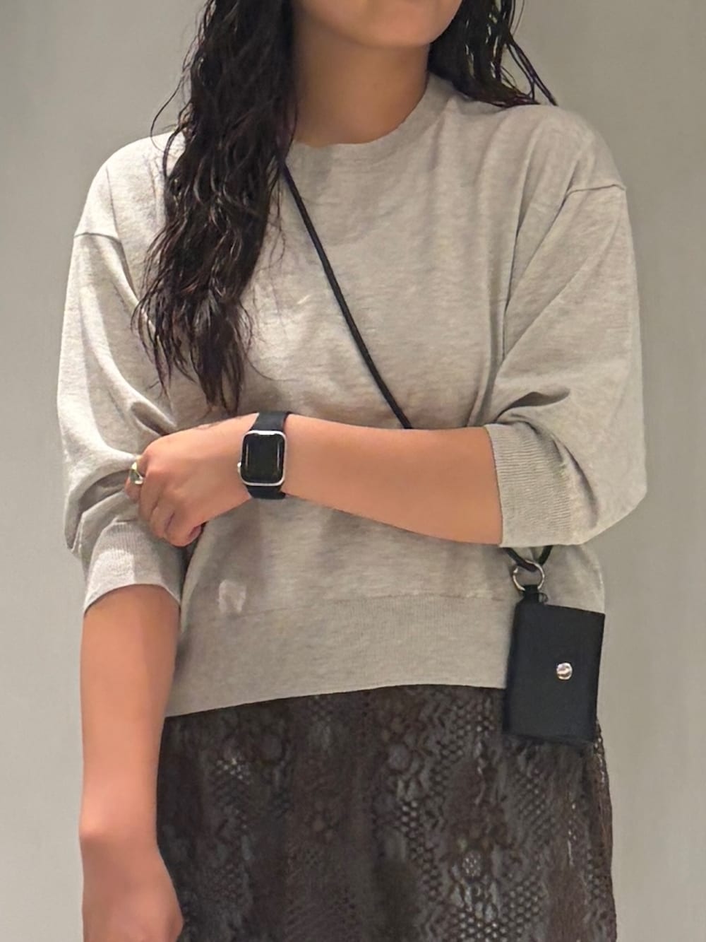 ベージュ系のその他トップス、ブルー系のデニムパンツ、ブラウン系のスカートを着用したレディースの秋コーディネートの5枚目の写真