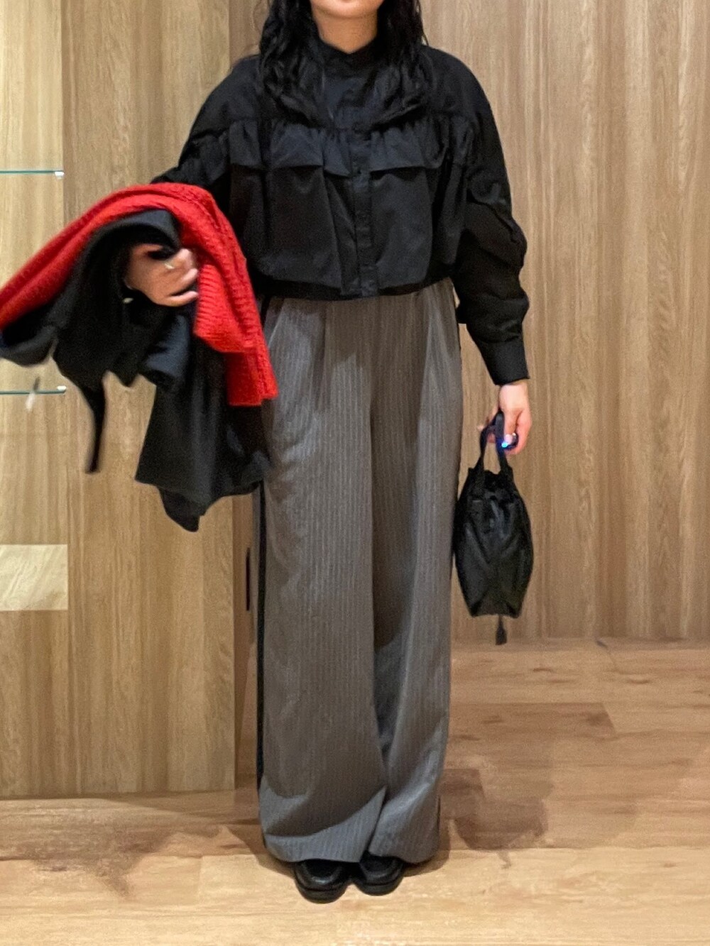 グレー系のステンカラーコート、ブラック系のシャツ/ブラウス、ブラック系のショルダーバッグを着用したレディースの冬コーディネートの3枚目の写真