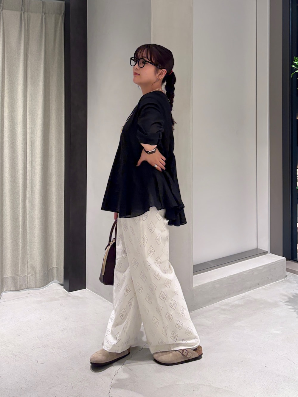 ホワイト系のその他パンツ、レッド系のハンドバッグ、ベージュ系のその他シューズを着用したレディースの夏コーディネートの3枚目の写真