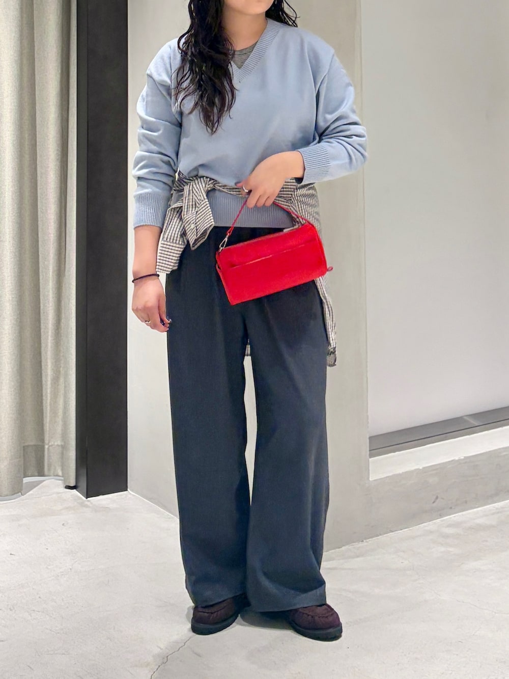 グレー系のその他パンツ、ブラウン系のローファー、レッド系のハンドバッグを着用したレディースの秋コーディネートの4枚目の写真
