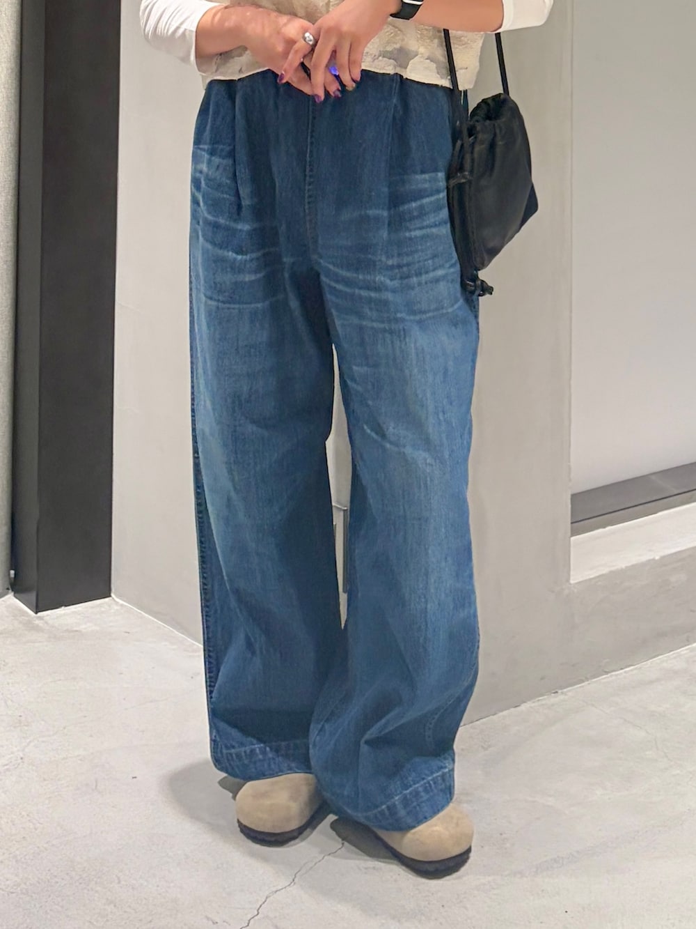 ホワイト系のキャミソール、ホワイト系のTシャツ/カットソー、ベージュ系のその他シューズを着用したレディースの秋コーディネートの6枚目の写真