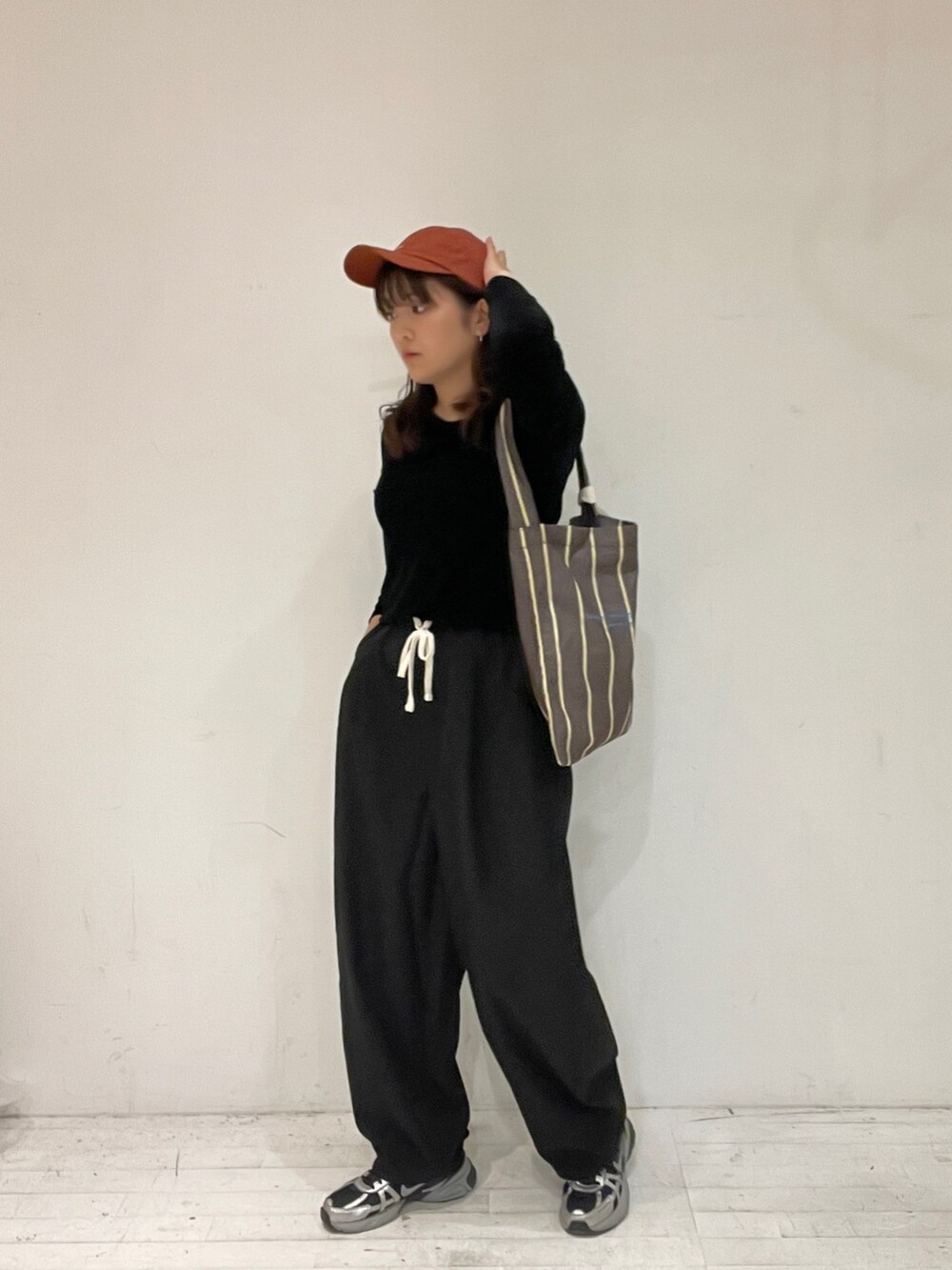 ブラック系のその他パンツ、ブラック系のTシャツ/カットソーを着用したレディースの秋コーディネートの2枚目の写真