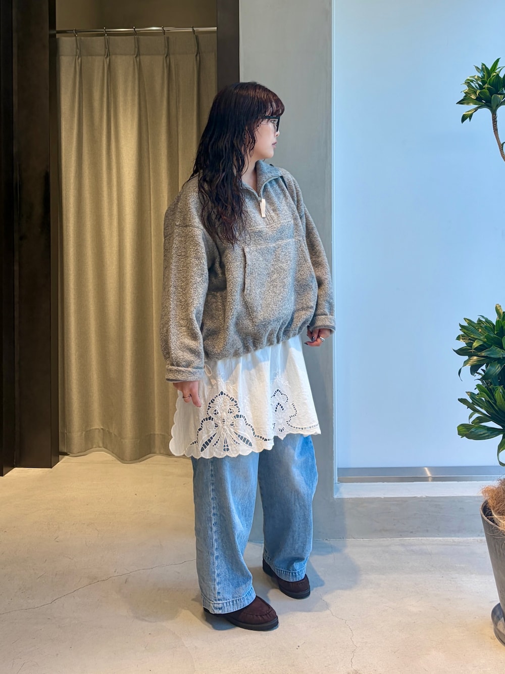 ホワイト系のその他トップス、グレー系のその他トップス、ブラウン系のローファーを着用したレディースの秋コーディネートの3枚目の写真