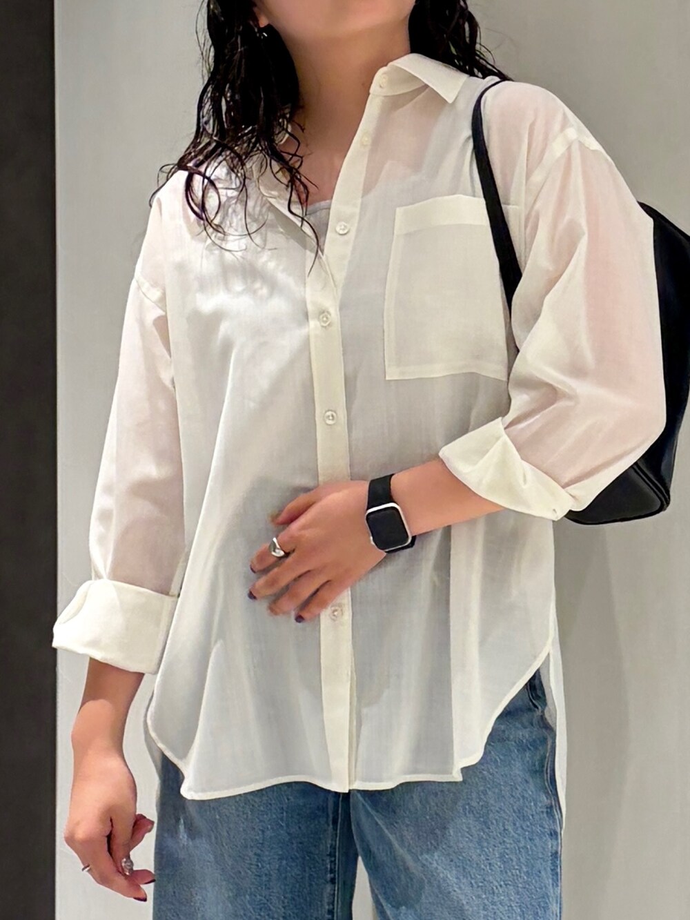 ホワイト系のシャツ/ブラウス、グレー系のタンクトップ、ブルー系のデニムパンツを着用したレディースの夏コーディネートの5枚目の写真
