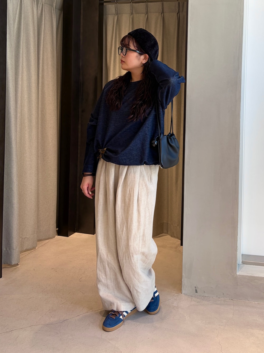ブルー系のTシャツ/カットソー、ベージュ系のその他パンツ、ブルー系のスニーカーを着用したレディースの秋コーディネートの2枚目の写真