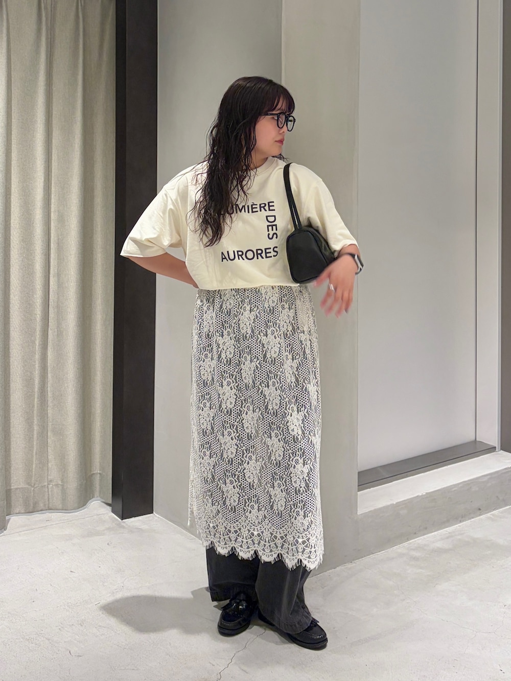 ブラック系のハンドバッグ、ベージュ系のTシャツ/カットソー、ブラウン系のその他アウターを着用したレディースの夏コーディネートの6枚目の写真