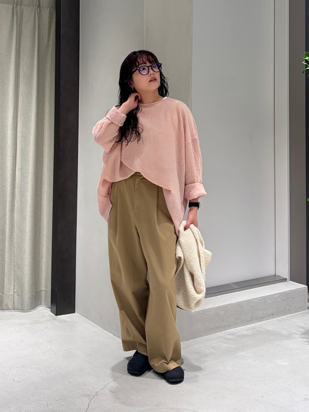 ベージュ系のその他パンツ、ブラック系のハンドバッグ、ブラック系のその他シューズを着用したレディースの秋コーディネートの4枚目の写真